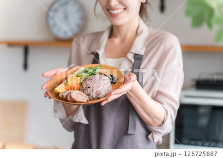 キッチンでワンプレートランチを持つ主婦 キッチンでワンプレートランチを持つ主婦 128725887