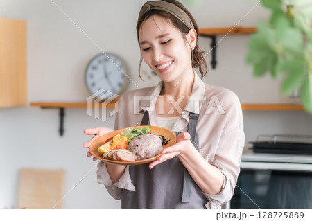 キッチンでワンプレートランチを持つ主婦(料理教室,クッキングスクール) キッチンでワンプレートランチを持つ主婦(料理教室,クッキングスクール) 128725889