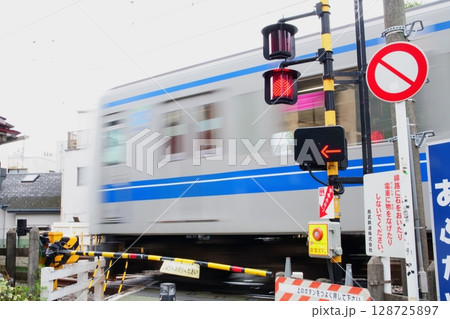 東京：小さな踏切を通過する電車（日常風景） 128725897