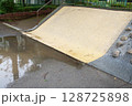 東京の公園：雨上がりの滑り台と水たまりの別アングル（日常の光景） 128725898