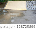 東京の公園：雨上がりの滑り台下にできた水たまり（日常の罠） 128725899