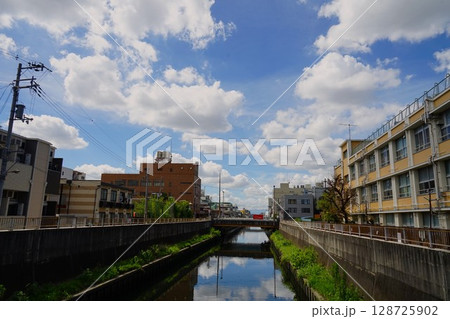平野川分水路の夏空の風景 平野川分水路の夏空の風景 128725902
