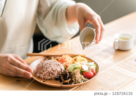 飲食店,ダイニングで食事する若いアジア人女性 128726110