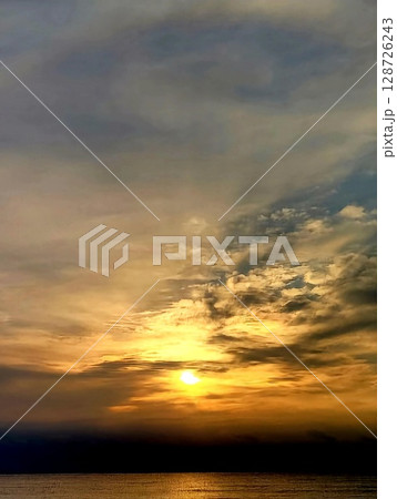 日が昇る朝の空 日が昇る朝の空 128726243