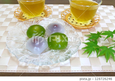 水まんじゅう(葛まんじゅう)と冷茶 水まんじゅう(葛まんじゅう)と冷茶 128726246