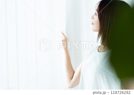 窓際に立つ女性 128726282