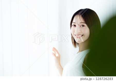 窓際に立つ女性 128726283