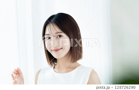 窓際に立つ女性 128726290