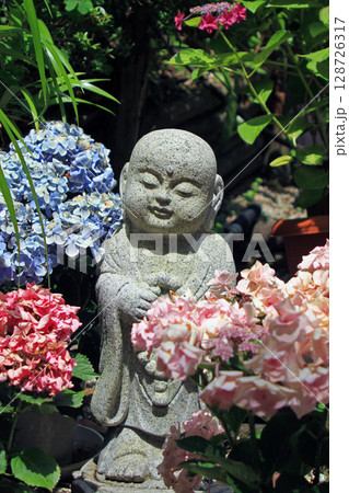 岡寺のお地蔵様と紫陽花 128726317