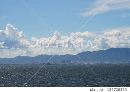 六甲山系の稜線と夏雲の風景 六甲山系の稜線と夏雲の風景 128726386