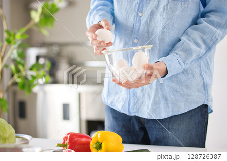卵料理を作る若い男性の手元 卵料理を作る若い男性の手元 128726387