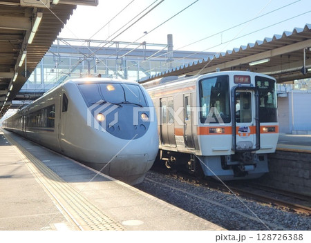 311系と681系の並び　大垣駅 128726388