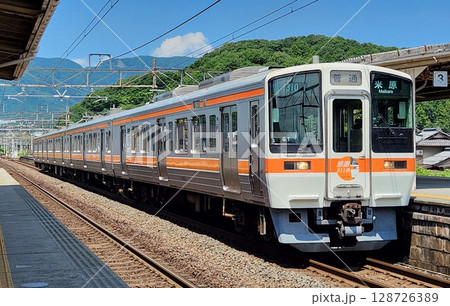 近江長岡駅に停車する311系G1編成 128726389