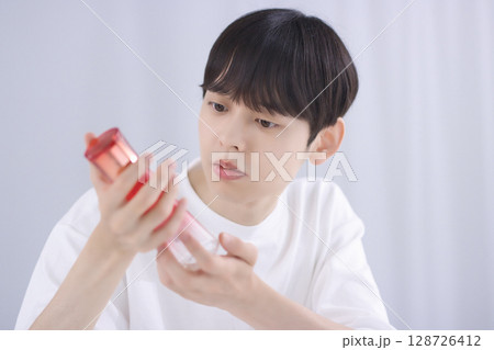 20代男性のビューティー 128726412