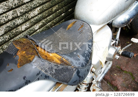 公園脇に放置されたバイク：シートが剥がれ朽ちた姿（東京） 128726699