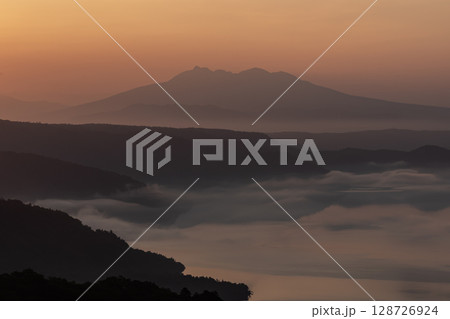 屈斜路湖の夜明け 128726924