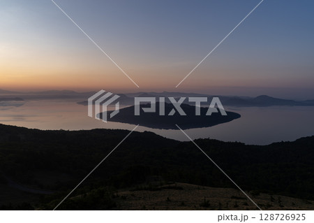 屈斜路湖の夜明け 128726925