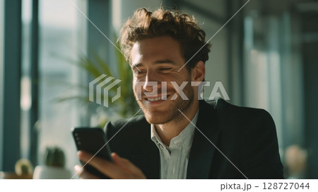 オフィスでビデオ通話するビジネスマン7 128727044