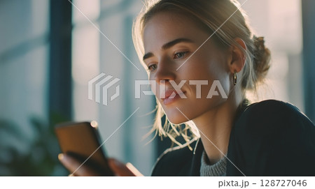 オフィスでビデオ通話するビジネスウーマン1 128727046