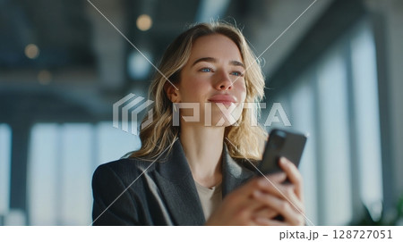 オフィスでビデオ通話するビジネスウーマン6 128727051