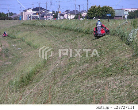 搭乗除草機による堤防管理作業(2013.5.24) 新上武大橋下流 利根川右岸の堤防 除草作業終了 128727111