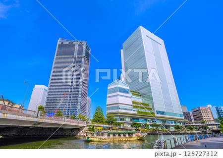 日本の横浜都市景観 桜木町駅前の横浜市役所やザ・タワー横浜北仲、大岡川の屋形船などを望む 日本の横浜都市景観 桜木町駅前の横浜市役所やザ・タワー横浜北仲、大岡川の屋形船などを望む 128727312