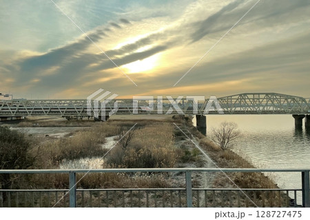 荒川の朝・荒川鉄橋東武スカイツリーライン【東京都足立区】 荒川の朝・荒川鉄橋東武スカイツリーライン【東京都足立区】 128727475
