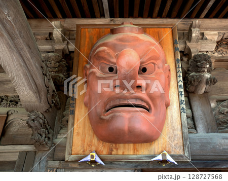 高尾山薬王院　大きな天狗の面　東京都 128727568