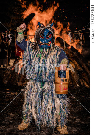 炎の前で踊る青色のなまはげ 128727631