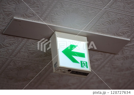 避難口の誘導灯 128727634