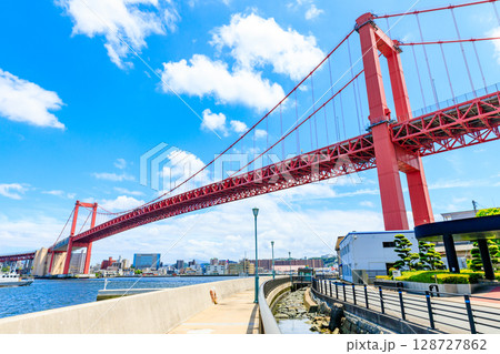 夏の若戸大橋と街並み 福岡県北九州市 夏の若戸大橋と街並み 福岡県北九州市 128727862