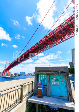 夏の若戸大橋と出入船舶見張り所跡 福岡県北九州市 夏の若戸大橋と出入船舶見張り所跡 福岡県北九州市 128727865