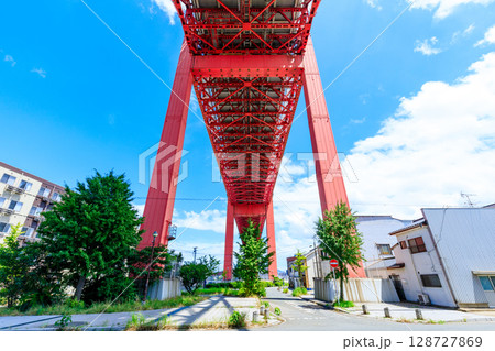 夏の若戸大橋と街並み　福岡県北九州市 128727869