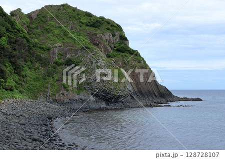 福岡県糸島市の断崖の風景 128728107