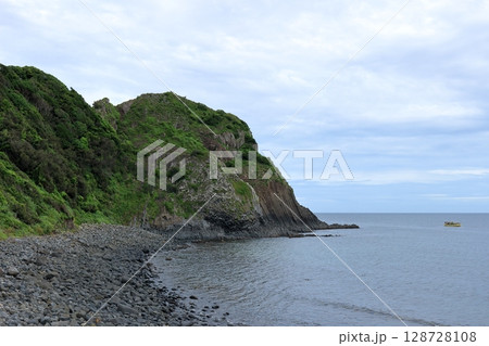 福岡県糸島市の断崖の風景 128728108