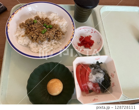 入院食・病院食:ドライカレーとサラダ 入院食・病院食:ドライカレーとサラダ 128728111