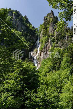 新緑美しい銀河の滝 128728112