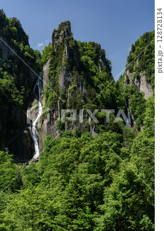 新緑美しい銀河の滝 128728134