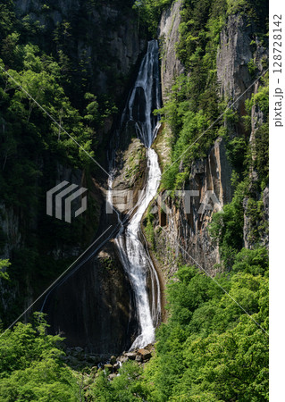 新緑美しい銀河の滝 128728142