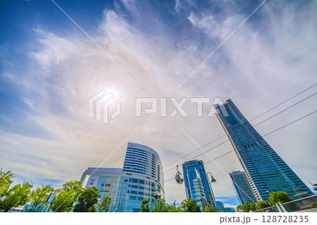 日本の東京都市景観 ハロ出現!。 桜木町駅前の横浜ランドマークタワーやヒューリックみなとみらいを望む 日本の東京都市景観 ハロ出現!。 桜木町駅前の横浜ランドマークタワーやヒューリックみなとみらいを望む 128728235