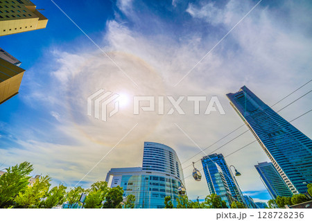 日本の東京都市景観 ハロ出現!。 桜木町駅前の横浜ランドマークタワーやヒューリックみなとみらいを望む 日本の東京都市景観 ハロ出現!。 桜木町駅前の横浜ランドマークタワーやヒューリックみなとみらいを望む 128728236