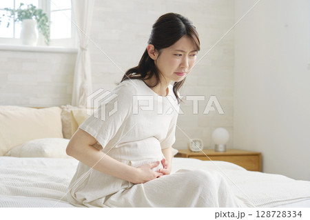 お腹が痛い妊婦 128728334