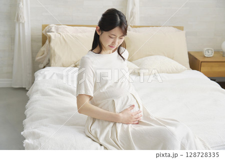 お腹が痛い妊婦 お腹が痛い妊婦 128728335