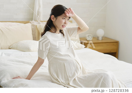 体調が悪い妊婦 体調が悪い妊婦 128728336