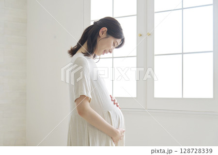 妊婦　ポートレート　自宅 128728339