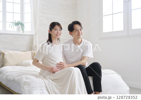 夫婦のポートレート　妊娠している妻のお腹を触る夫 128728352