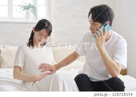 陣痛が始まった妊婦 128728354