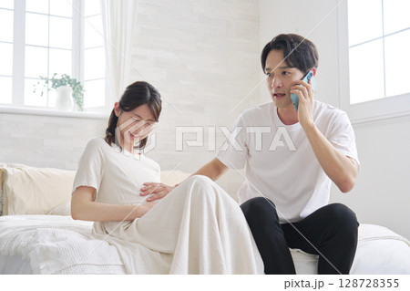 陣痛が始まった妊婦 陣痛が始まった妊婦 128728355