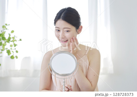女性 美容 顔のスキンケア 自宅 女性 美容 顔のスキンケア 自宅 128728373