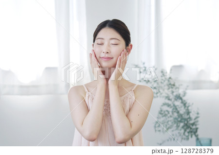 女性　美容　フェイシャルケア　自宅 128728379